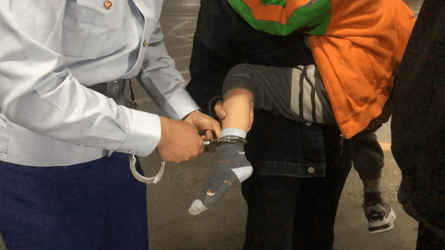 只好向消防队寻求帮助结果手铐钥匙"失灵"把玩具手铐戴在了自己脚踝上