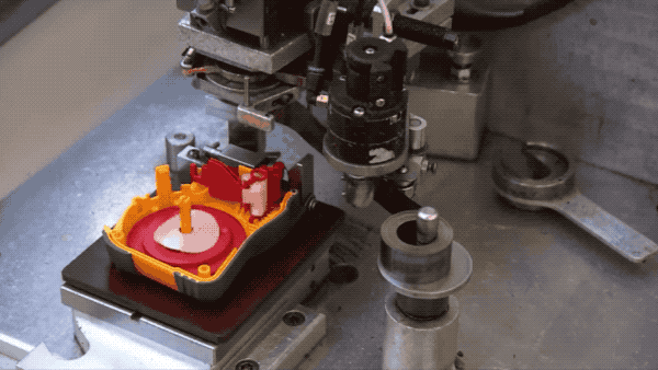 把绕好的弹簧放入固定的卷尺壳子正中间.