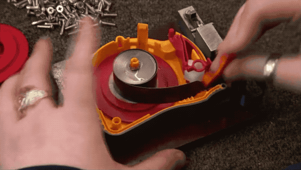 维修当使用卷尺总觉得拉动不顺滑,尺条与弹簧的连接不太紧密有裂缝时