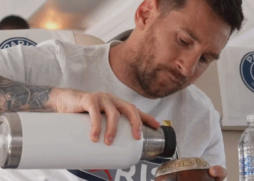 你的保温杯里泡啥梅西登机后专心地用保温杯泡着马黛茶