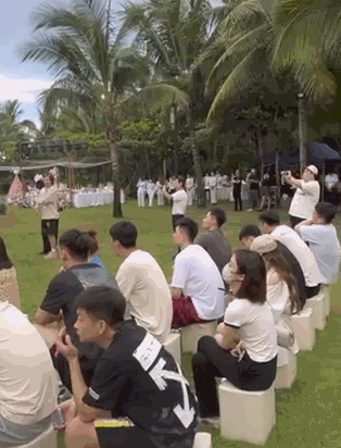 郭艾伦参加赵继伟婚礼台下嗑瓜子 球迷热议:找个对象吧