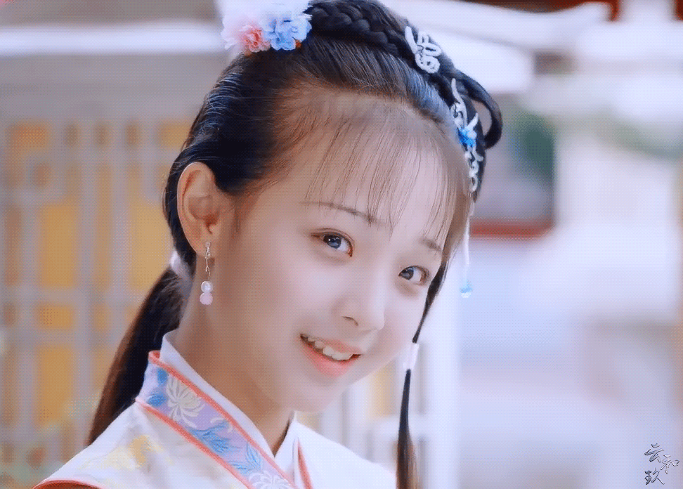 第二部中改演晴雯长相在小戏骨里不能说拔尖,但哭戏还是蛮有感染力的.