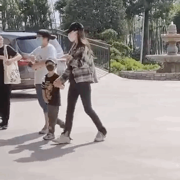 angelababy带小海绵现身游乐园心情好_腾讯新闻