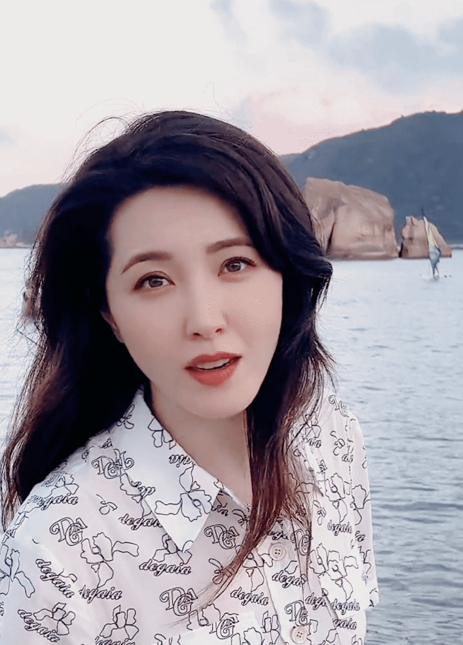 被称为中戏200年一遇美女的曾黎,无论是素颜还是带妆,每次营业都刷新