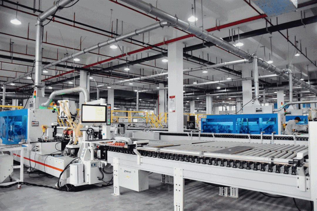 系统",粗糙的板材可在各个传送带之间有序流转,经过多道"魔法"加工