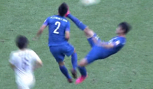 踢的李建滨2015赛季中超联赛,比赛中李建滨用一个莫名其妙的倒钩动作