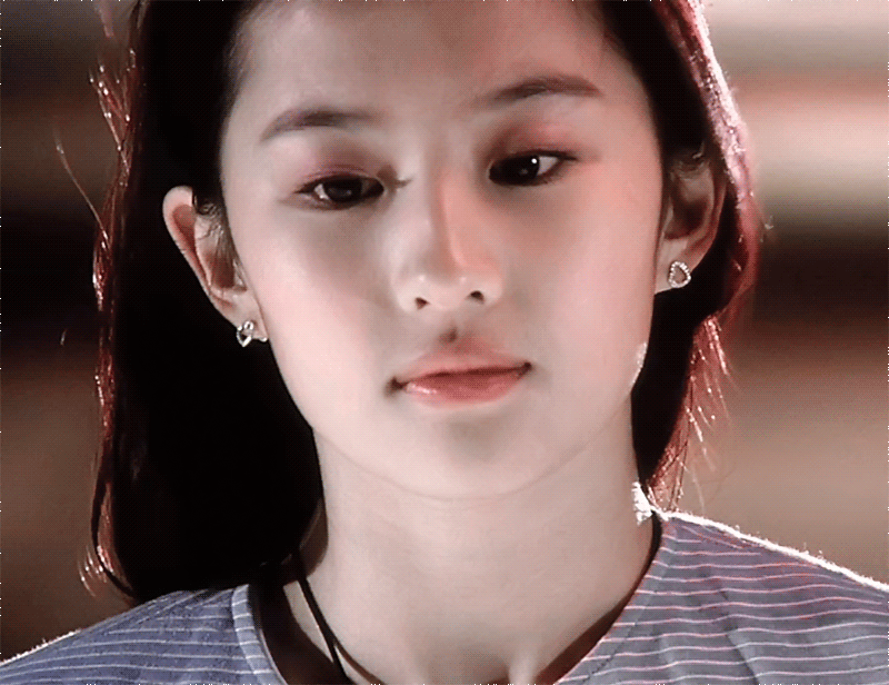 刘亦菲的气质也和她的美貌相辅相成——从小习舞,形体端正;少女时期