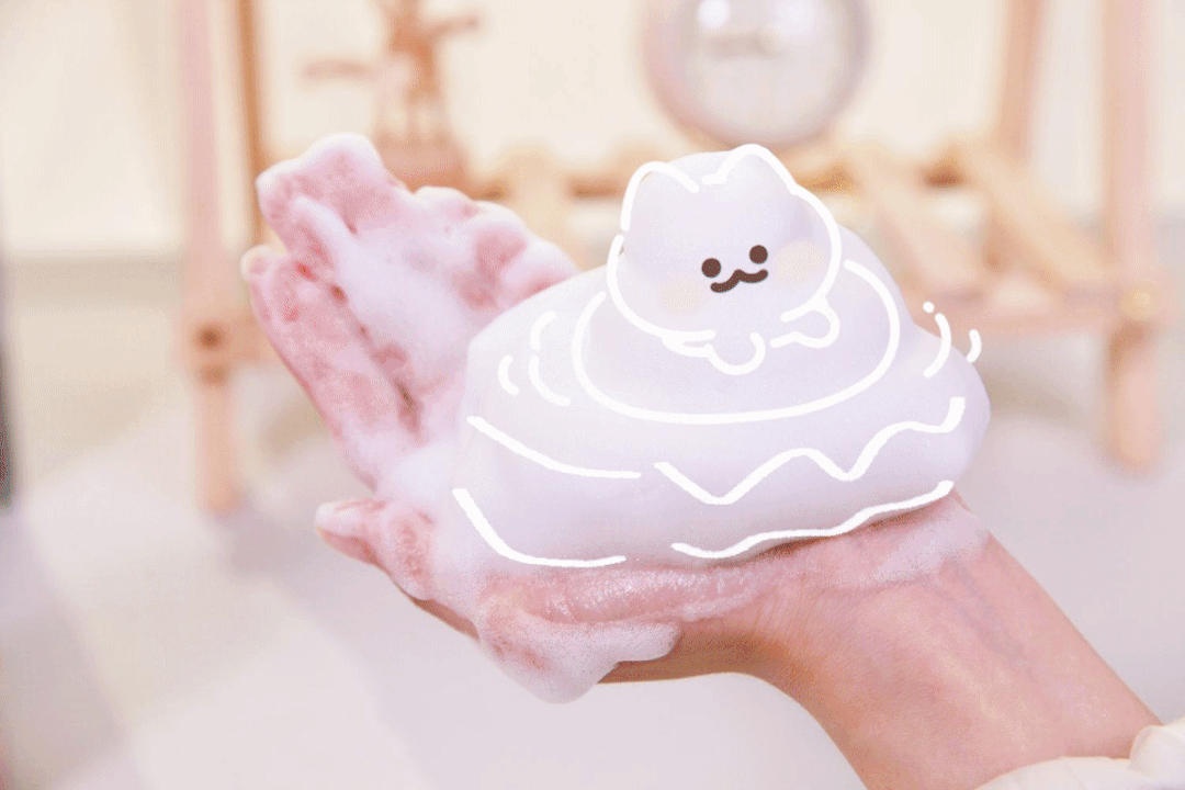 夏天,快用泡泡给娃洗澡