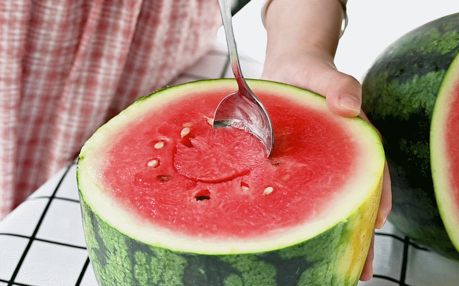 试想一下,捧着半个大西瓜,一勺一勺地将西瓜送入嘴里,脆嫩带沙的瓜瓤