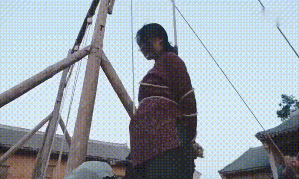 剧中有一幕是光天化日下她被人倒吊起来扒裤子示众
