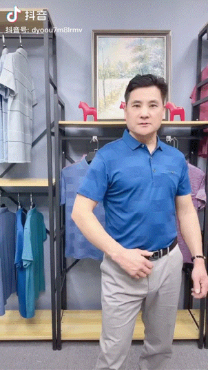 视频中,模特大叔不苟言笑,迈着生疏的步伐走进画面,简简单单做了几个