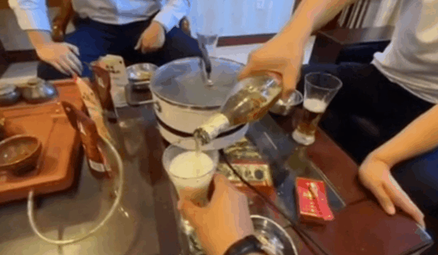 给别人倒酒时，很忌讳做一个动作，酒桌上有规矩，建议了解_腾讯新闻