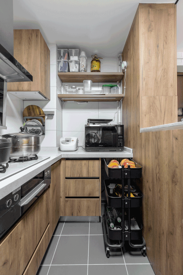 是谁想出来的,厨房橱柜底部留空一格,没想到做饭这么实用!