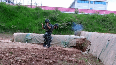 惊险！新兵投弹失手，中队长3秒救人！