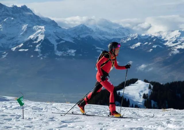 这是2020年在瑞士举行的第三届冬季青年奥林匹克运动会滑雪登山女子个人越野赛中，中国选手索朗曲珍正在比赛。新华社发（国际奥委会供图）