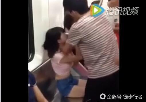被扯掉内衣_隆达罗西被扯掉内衣