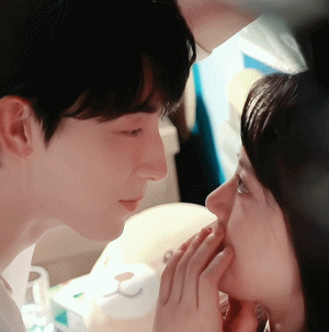 等他俩这个吻等了三年,终于……_腾讯新闻