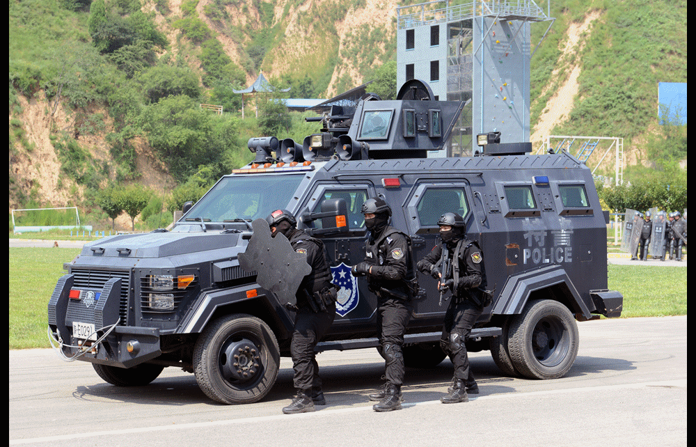 演练在50辆各类特警车辆分列式中拉开序幕,狙击步枪精准射击,摩托车