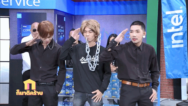 同样很火的《你的眼睛像星星》,则是直接翻唱越南歌手黎光雄的《好聚