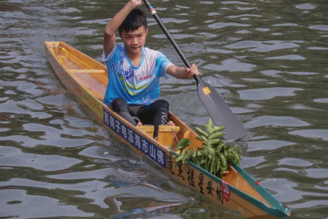 百舸竞争,谁与争锋盛夏时节周日活动精彩纷呈单人龙舟漂移,桨板冲浪