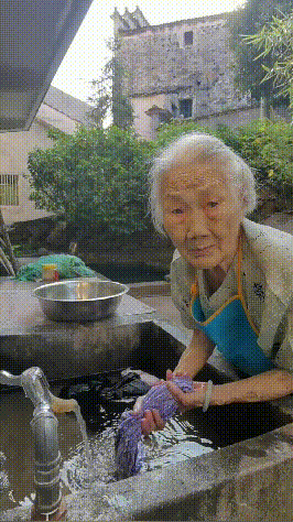 102岁阿婆的表情包火遍全网,老太:泡泡吹大了