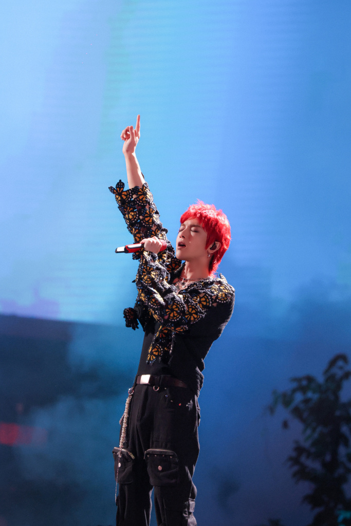 华晨宇和平精英明星双排表演赛现场花絮花瓣镂空装与红发呼应