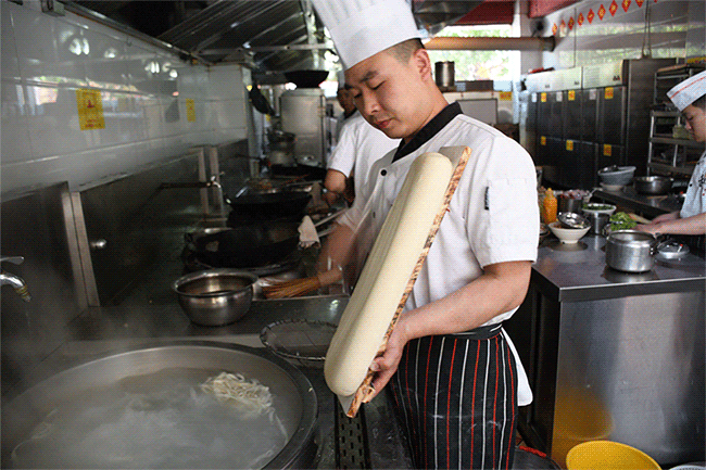 山西刀削面的妙处在于削面师傅的刀工,削面使用的刀,不是我们常用的