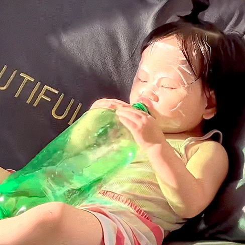 感觉她只比怀里瓶子大了一圈,敷着纸做的"面膜"躺在床上也太幸福了.