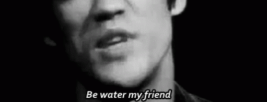 别误会哈,我意思是李小龙说的那种「be water」的感觉.