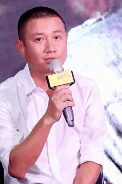 视频中文章留着平头造型,身穿白色衬衫,面部看起来有些浮肿,和以往的