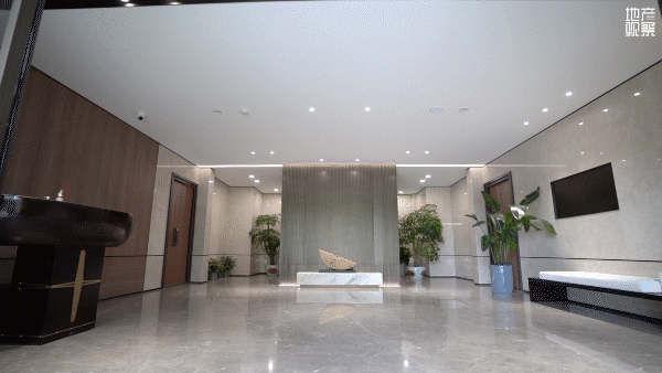 大堂内部空间则非常宽敞舒适,墙面金属格栅,墙面地面石材铺设,全金属