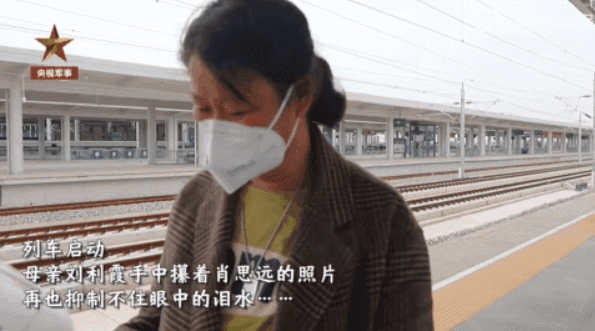 肖思远的母亲再送儿子入伍,这一幕令人泪目……_腾讯新闻