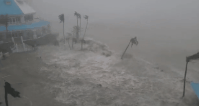 4级飓风“伊恩”登陆美国佛州，险些吹走气象播报员