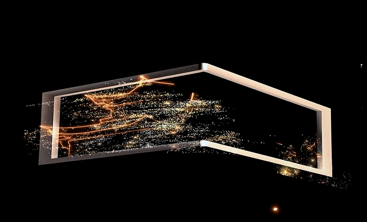 屏幕中的子弹"射向"人群时引起阵阵惊呼……9月21日晚,武汉最大裸眼3d