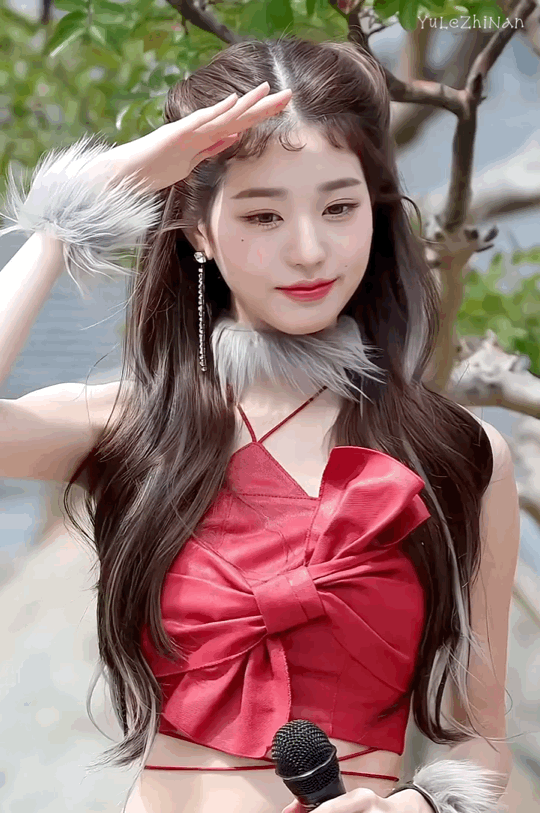 被批舞台上的表情还被批为油腻,不输中年过气男爱豆,造型过分,全靠硬