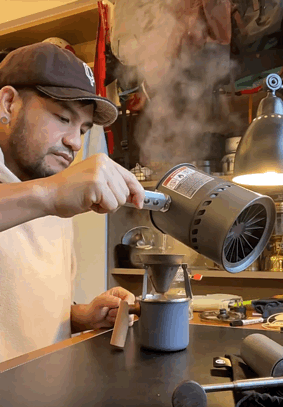 而姐姐路嘉怡的前男友是最近正在披荆斩棘的张震岳.