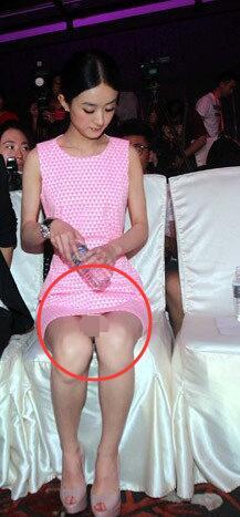 赵丽颖穿连衣裙出席,小内内被看一清二楚,好尴