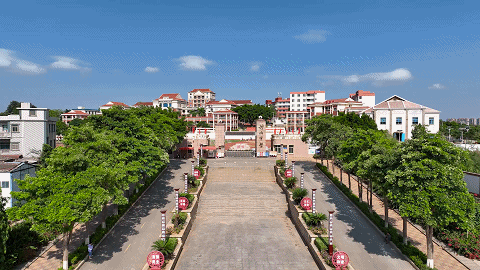 荷山学校组织向校主刘玉水先生敬献鲜花篮,同时,还举行荷山中学体育馆