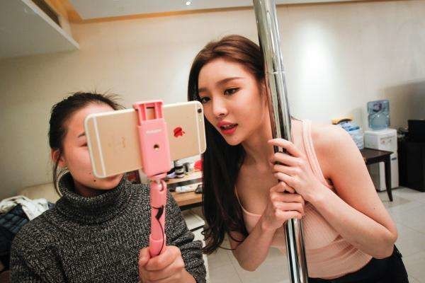 广东美女主播半夜勾引超市老板 直播与陌生摩