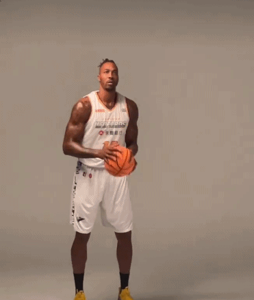 霍华德云豹定妆照出炉:赤膊备战首秀肌肉抢镜 弹钢琴小露一手