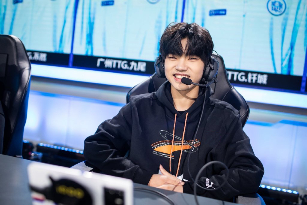 00后电竞选手钎城:永不放弃 永远热爱