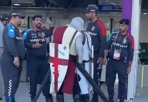 英格兰球迷装扮成“十字军”惹争议！在卡塔尔保安被禁止入场观赛华北电力大学怎么样(保定)