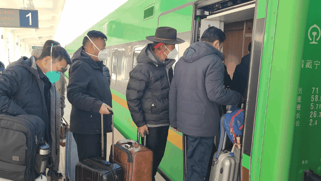 出席自治区两会的日喀则代表委员抵达拉萨向大会报到