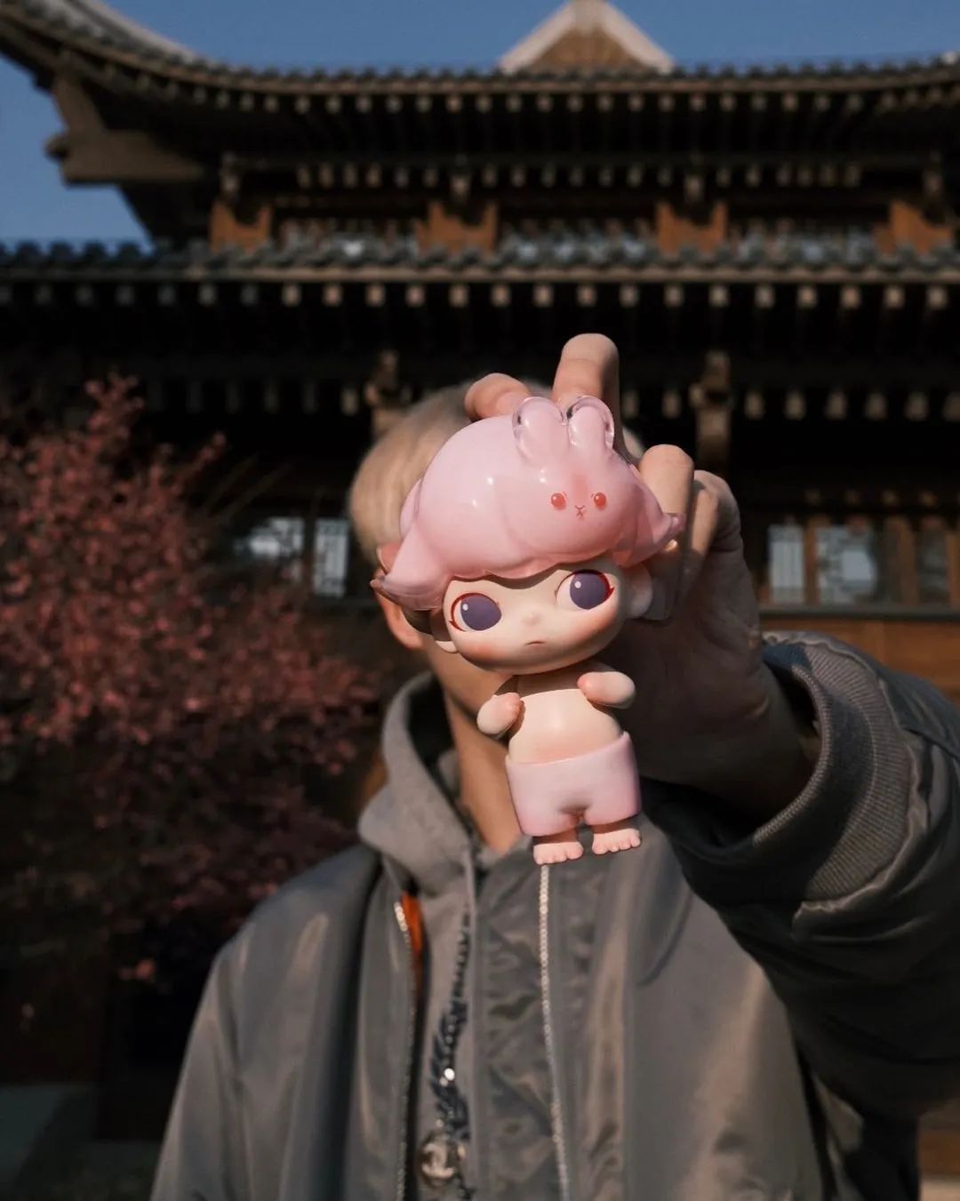 这次 DIMOO 穿上 Champion 卫衣，成为玩家热议的“冠军男孩”