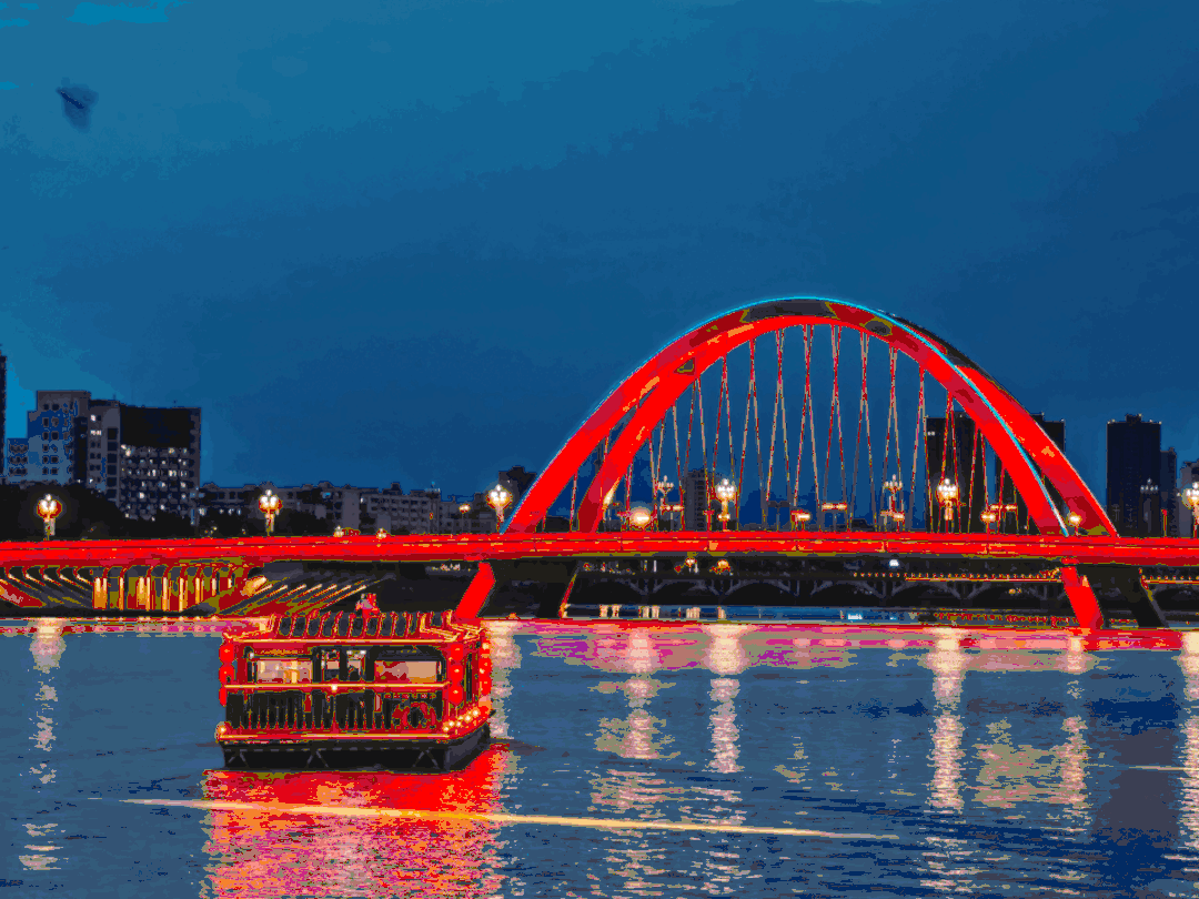 峨眉山南路滨河沿岸的码头,沿绵远河河道前行,途经彩虹桥后掉头返回