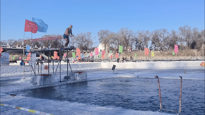 太阳岛雪博会限时冬泳表演用泳者的信念书写冬日的旋律