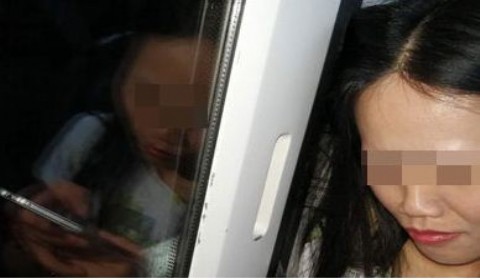 长美女头发被车门夹6站 6站后才得到解脱