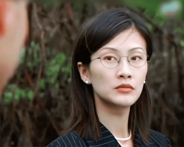 提到"眼镜杀"的鼻祖,当属港剧中的陈慧珊,作为第一代职场女性代言人的