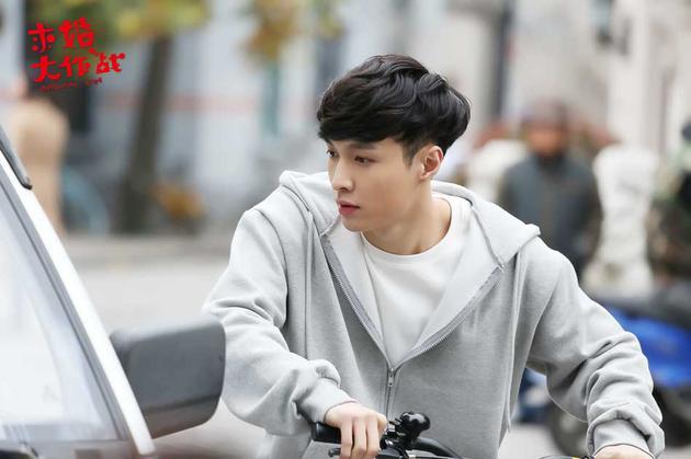 《求婚大作战》新花絮曝光 张艺兴片场多动症