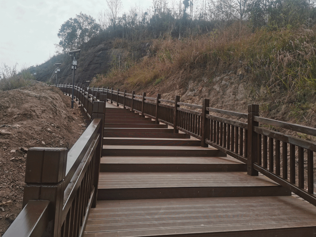 步道沿山而建,采用独特的仿古式木结构设计,古色古香,匠心独运,是景观